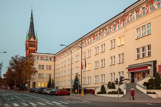 Olsztyn, siedziba Urzedu Wojewodzkiego z widocznym kosciolem NSPJ. EU, PL, Warm-Maz.